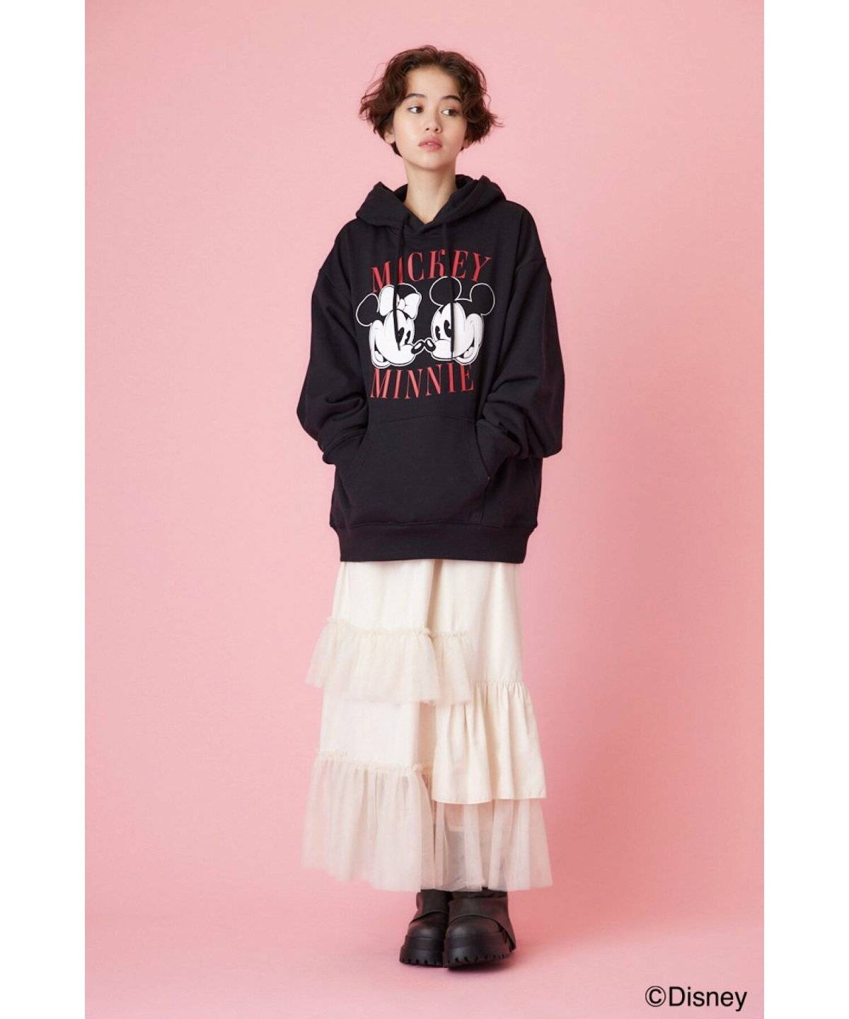 モノトーンコーデの女性