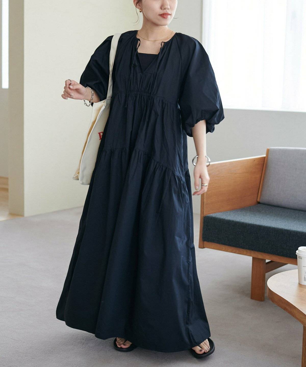 黒ワンピースを着た女性