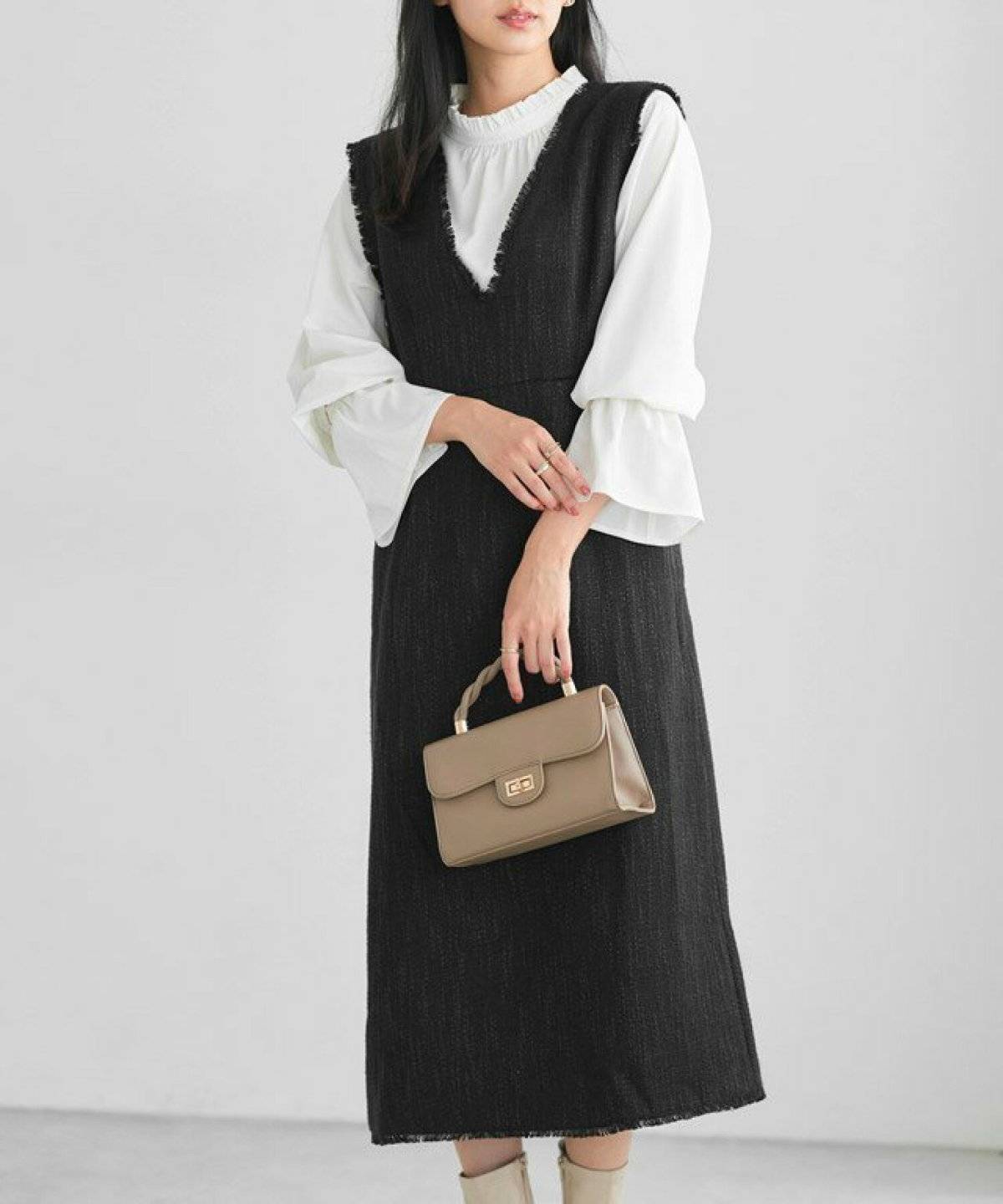 モノトーンコーデの女性