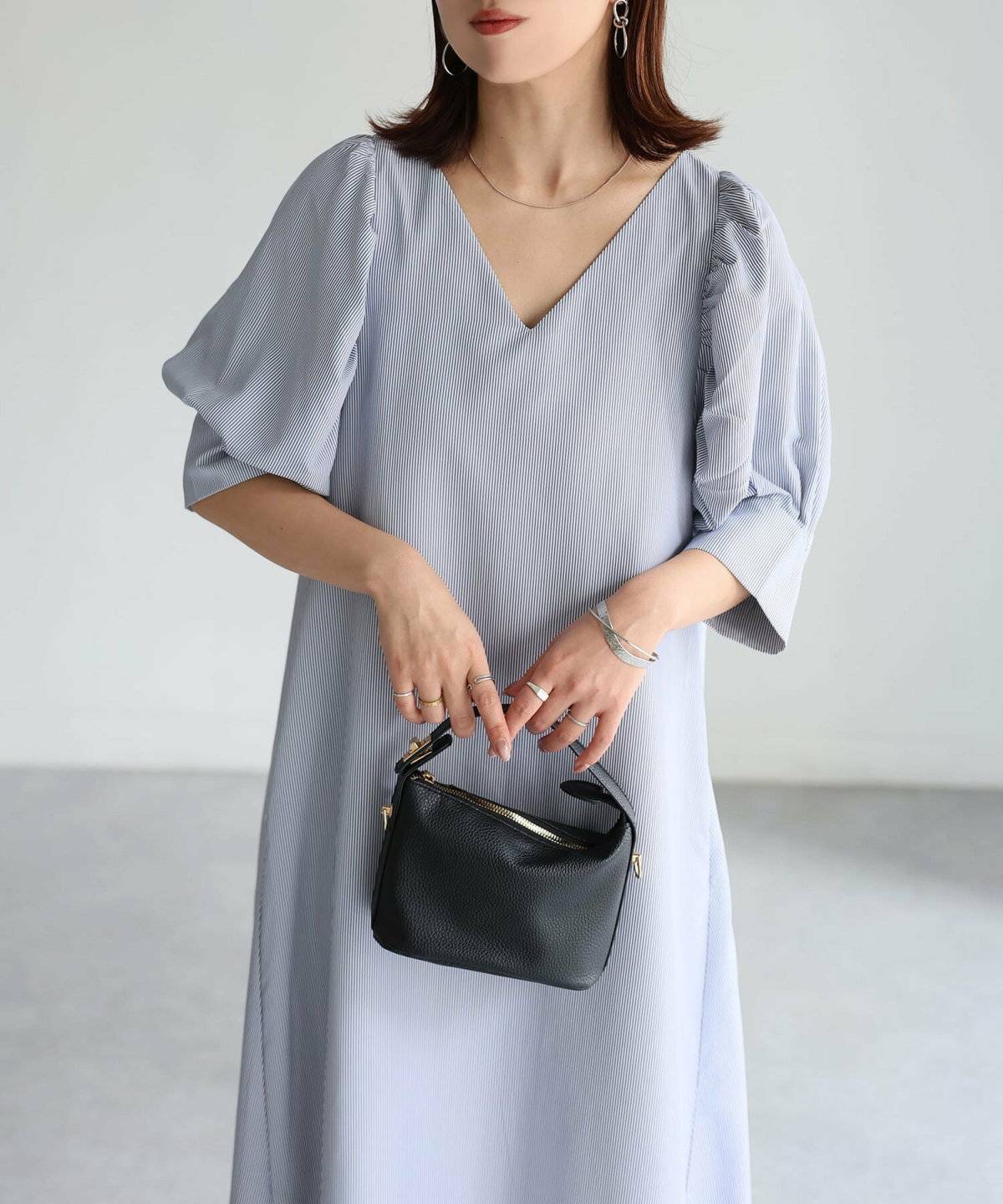 ブルーのワンピースを着た女性