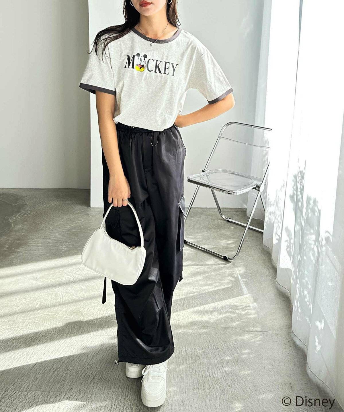 Tシャツに黒パンツを合わせた女性