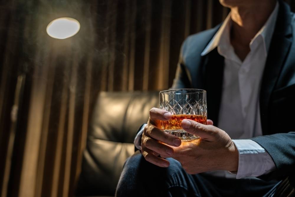 お酒を飲む男性