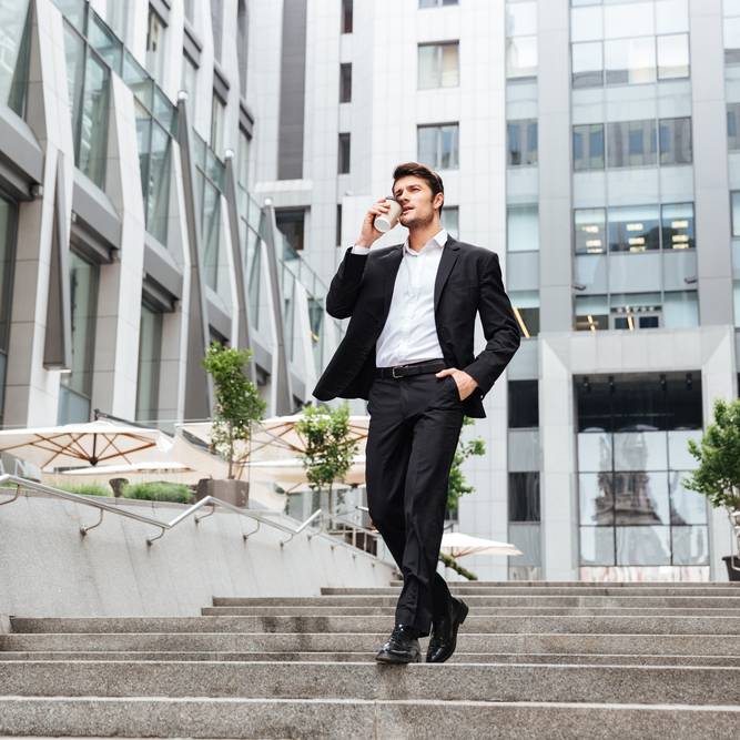 飲み物を飲む男性