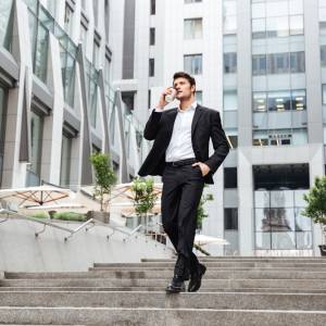  飲み物を飲む男性 