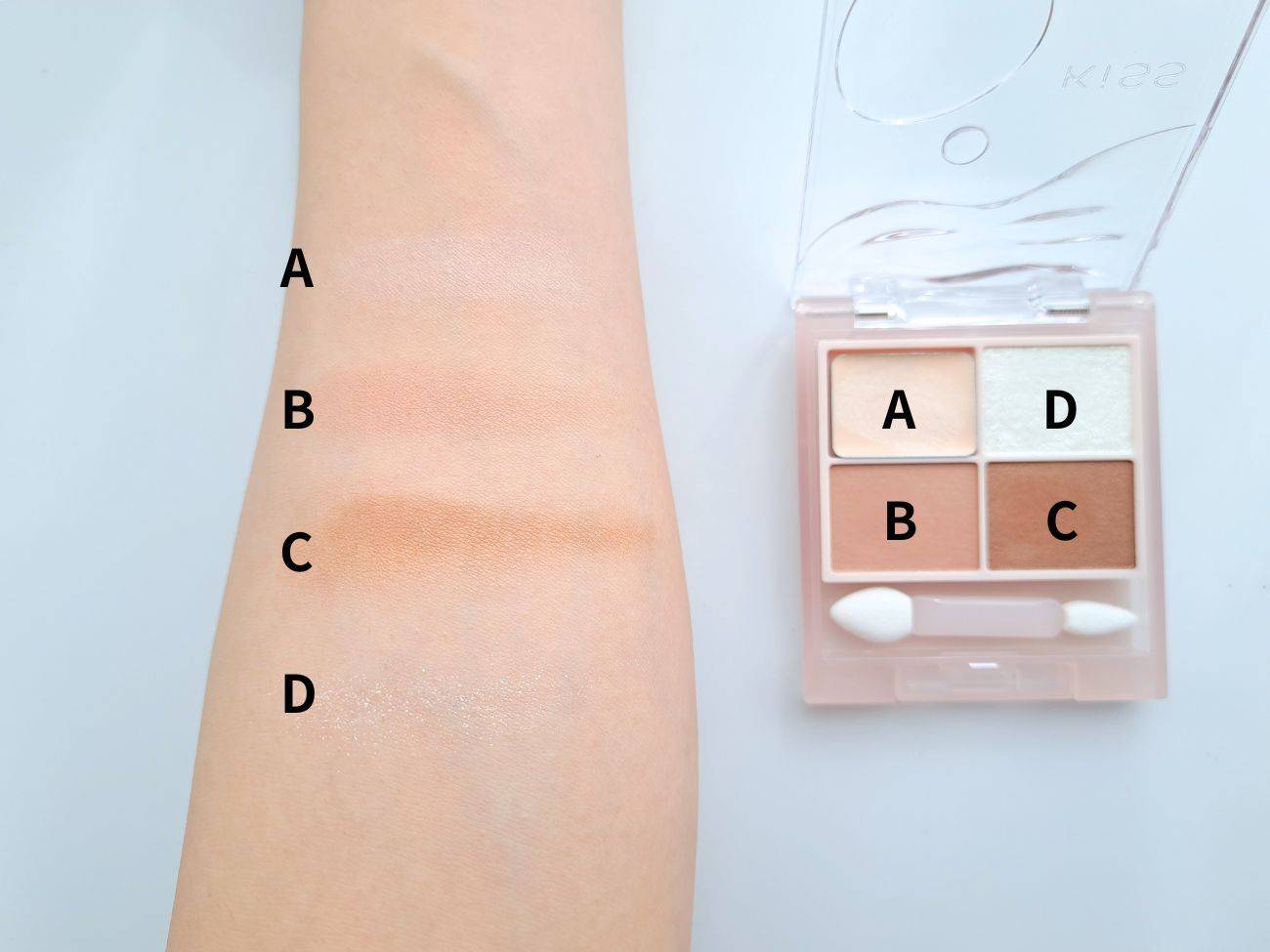 キス ズームアイポーション 01 アーモンドミストの手元スウォッチ