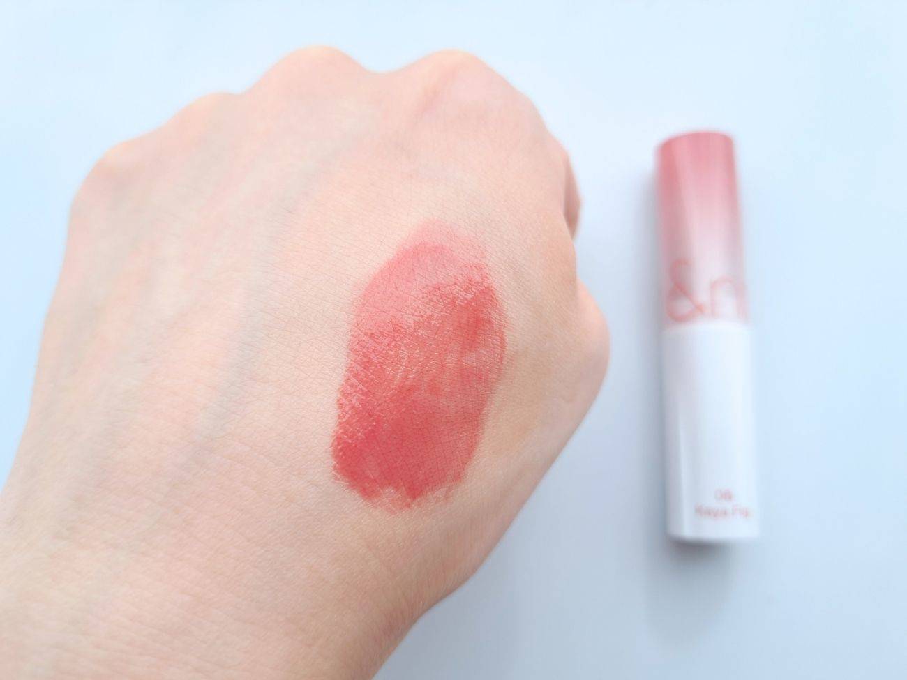 rom&nd(ロムアンド) グラスティングメルティングバーム 06 カヤフィグの手元スウォッチ