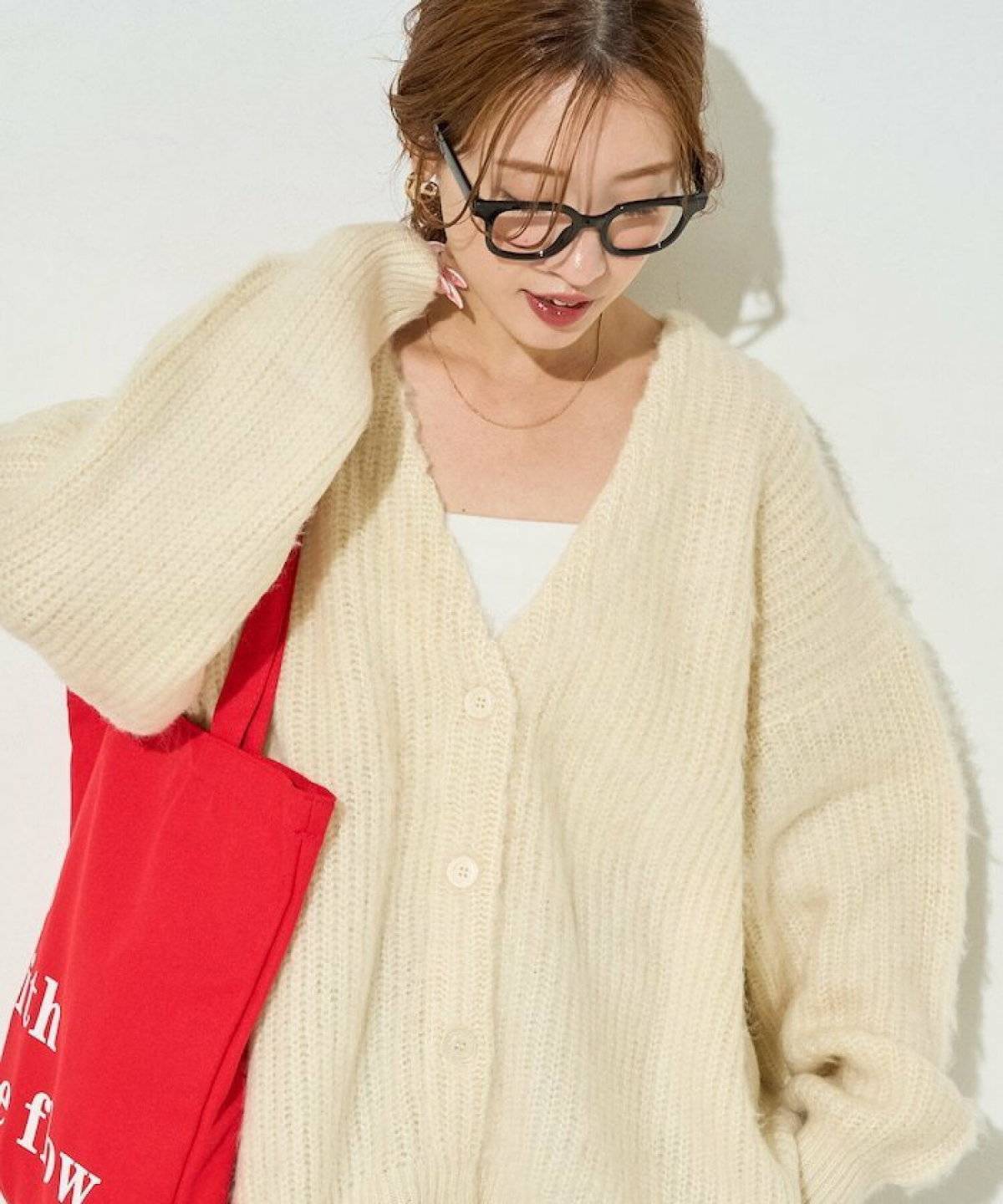 カーディガンコーデの女性