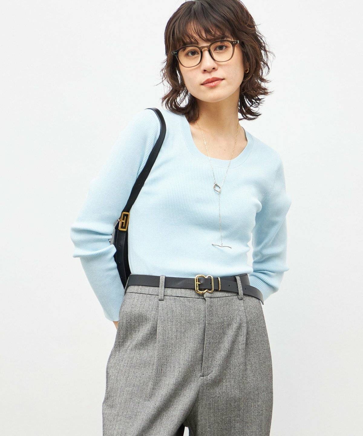 パンツコーデの女性