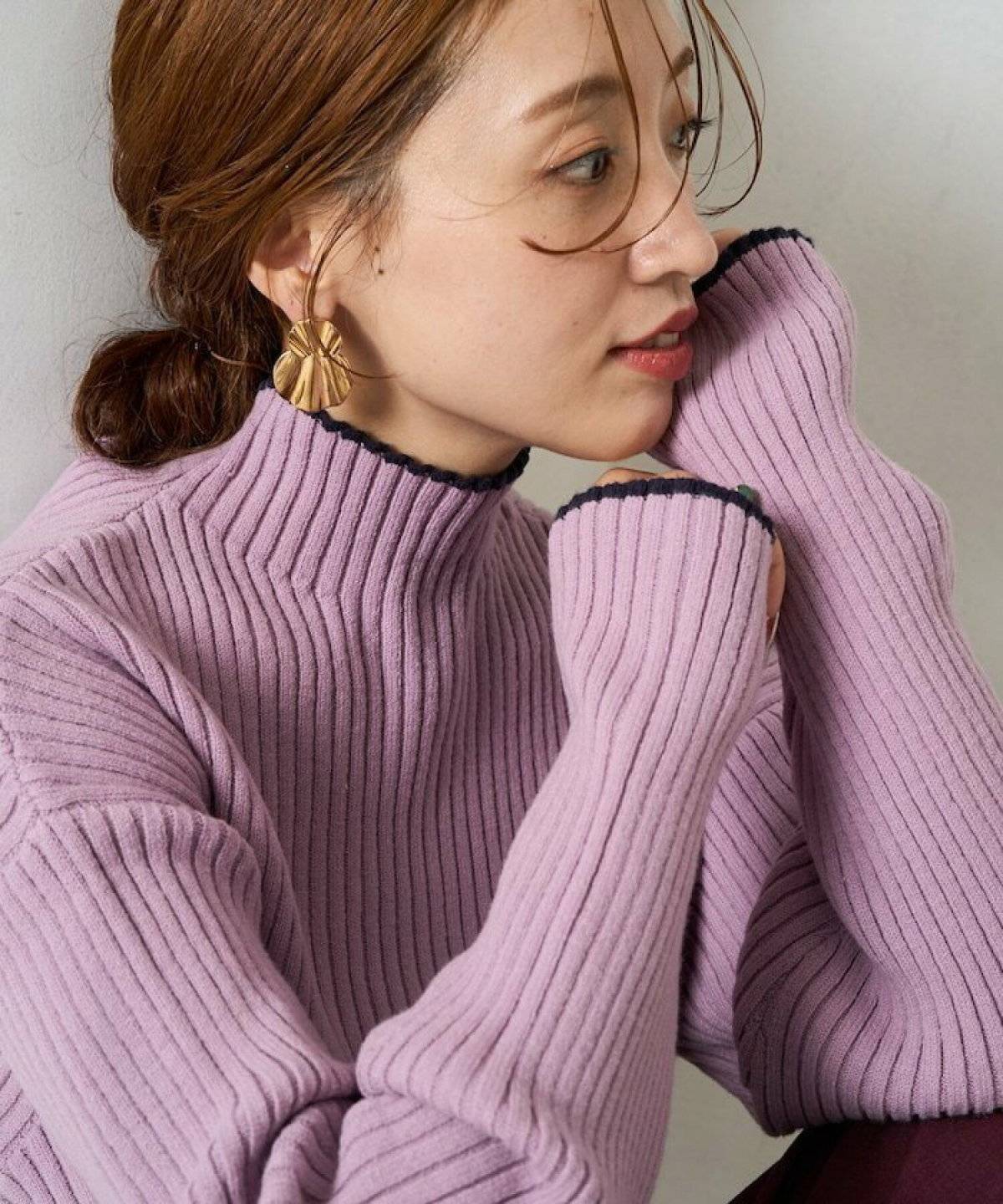 ハイネックニットを着た女性