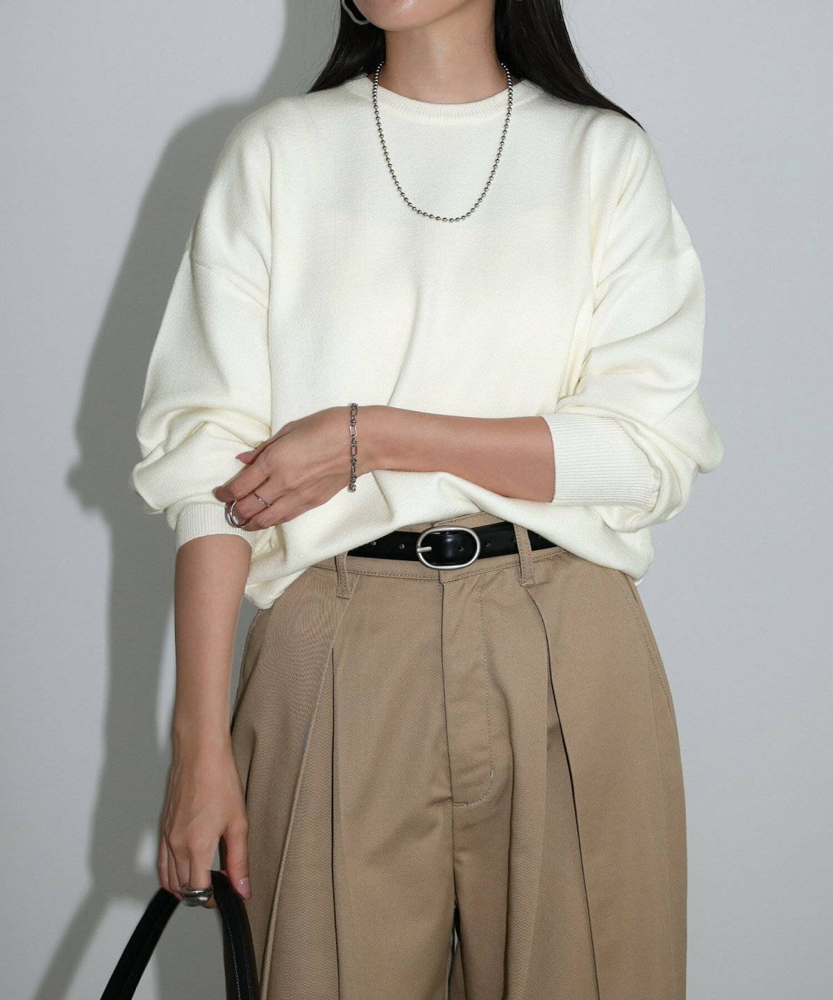 パンツコーデの女性