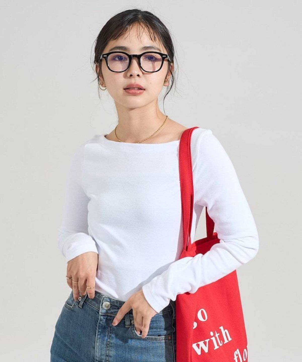 パンツコーデの女性