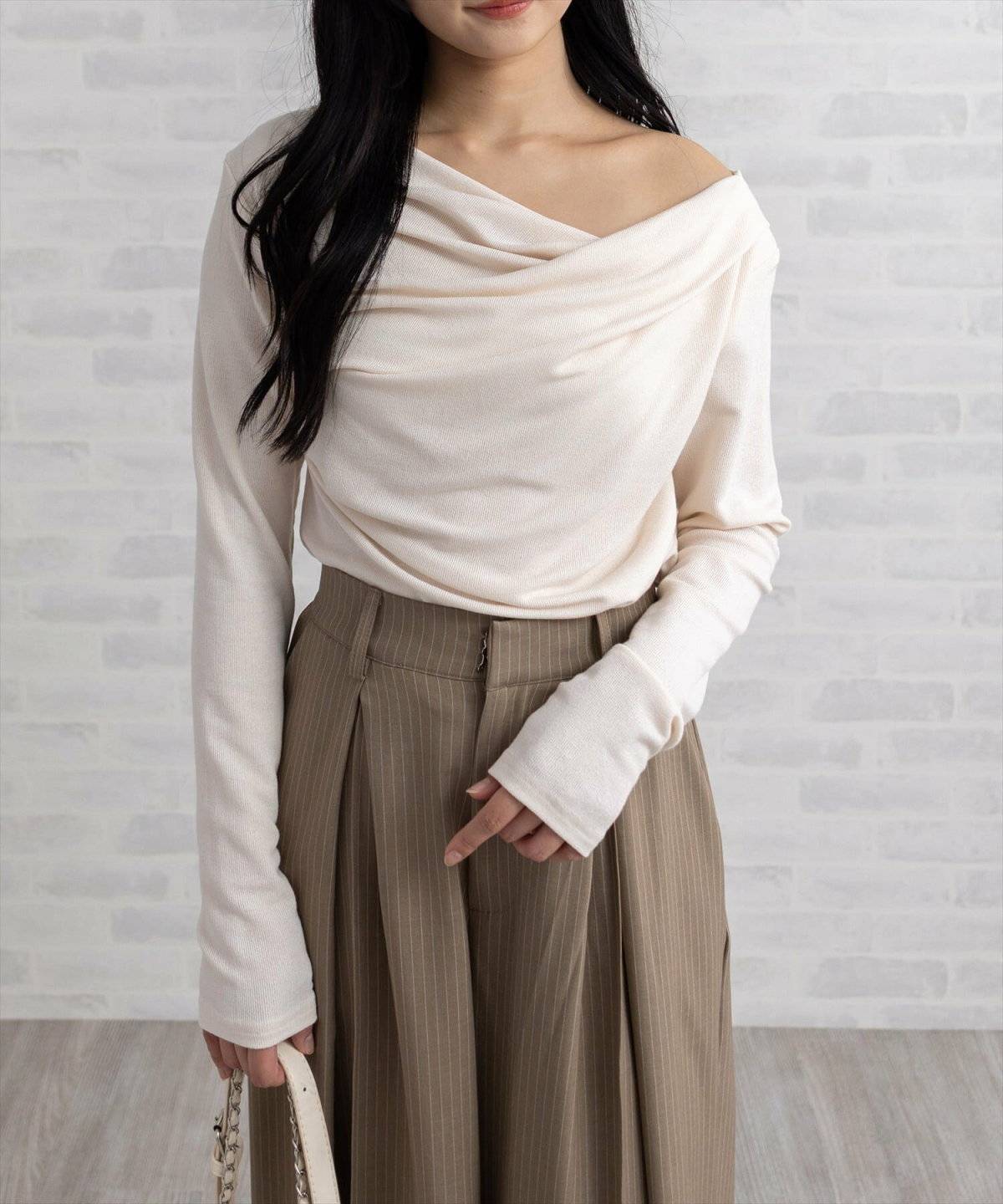 パンツコーデの女性