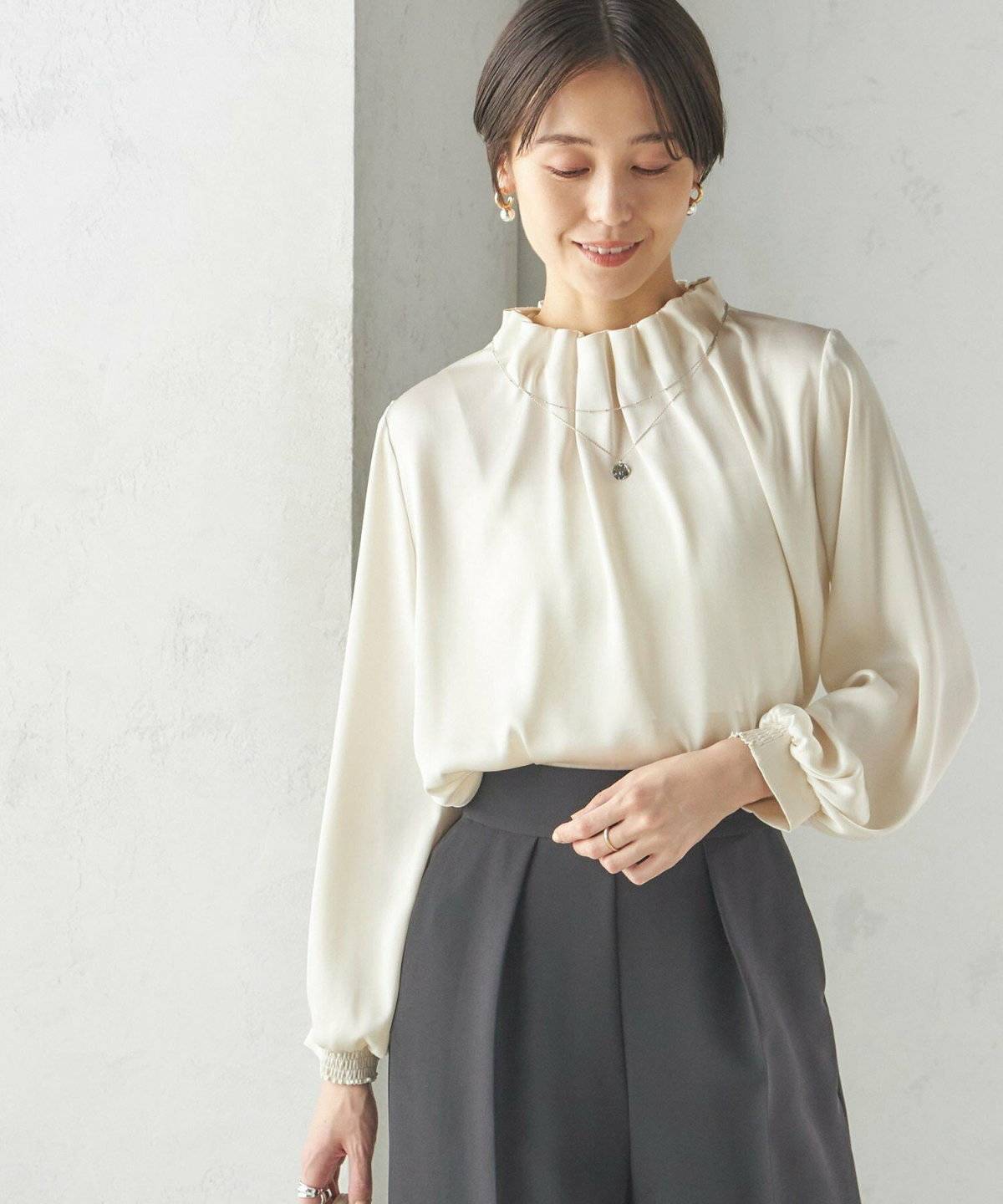 ブラウスとパンツコーデの女性