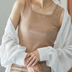 「骨格ストレート」に似合う＆似合わないネックラインとは？首つまりはOK！？