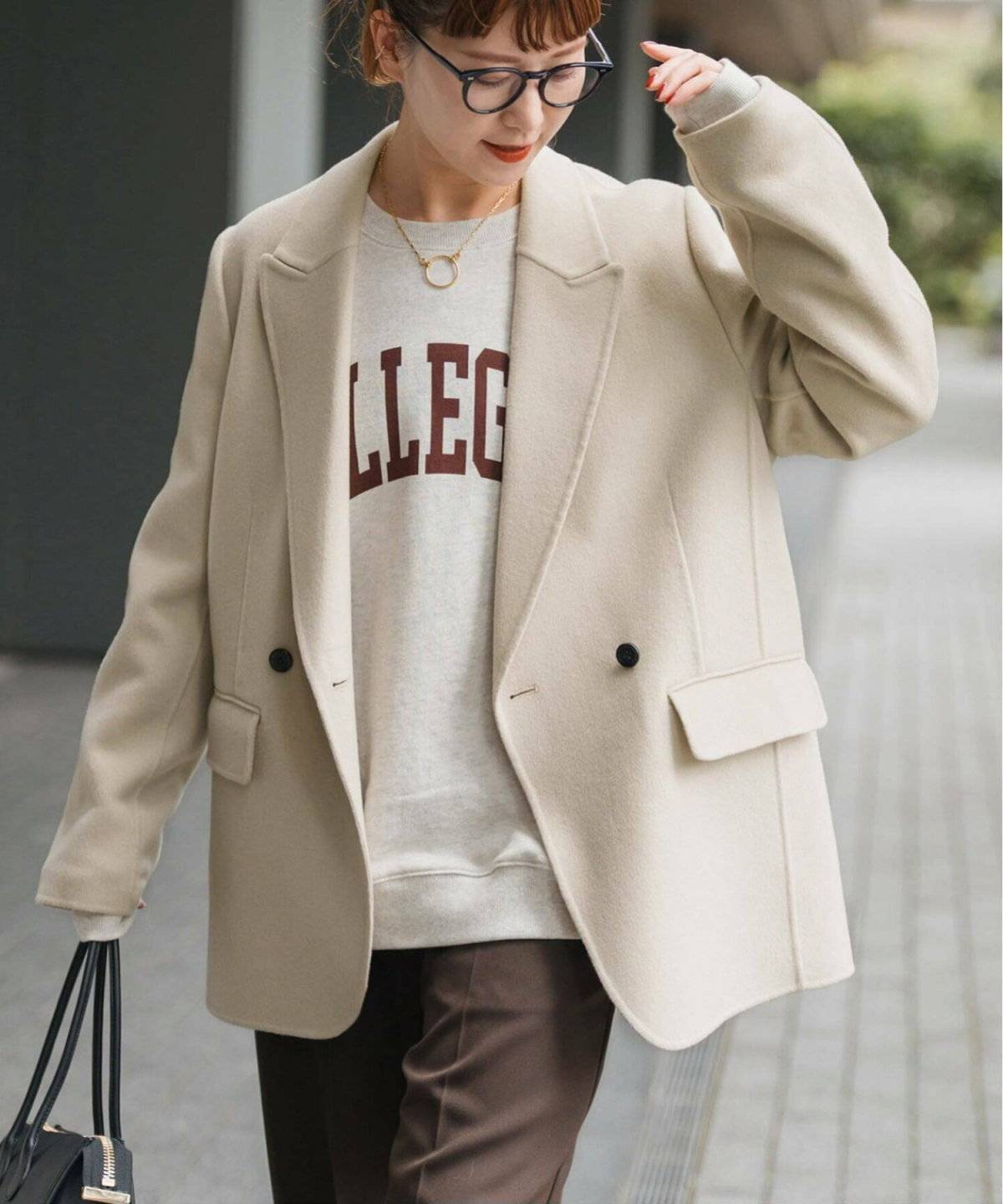 パンツコーデの女性