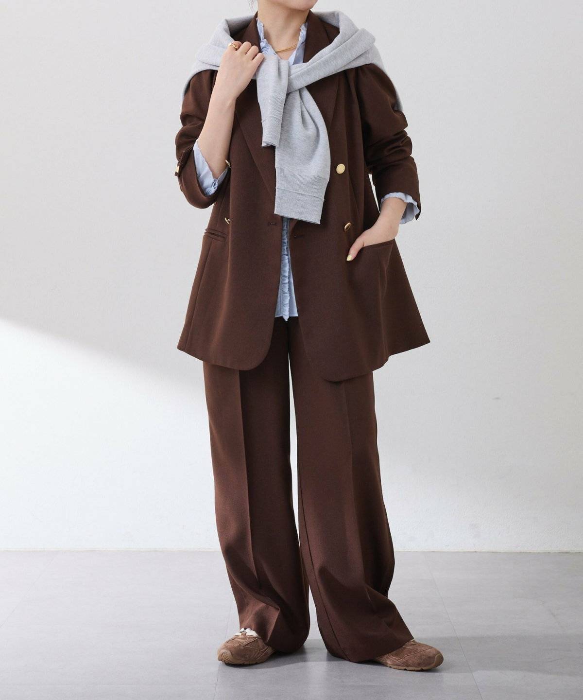 パンツコーデの女性