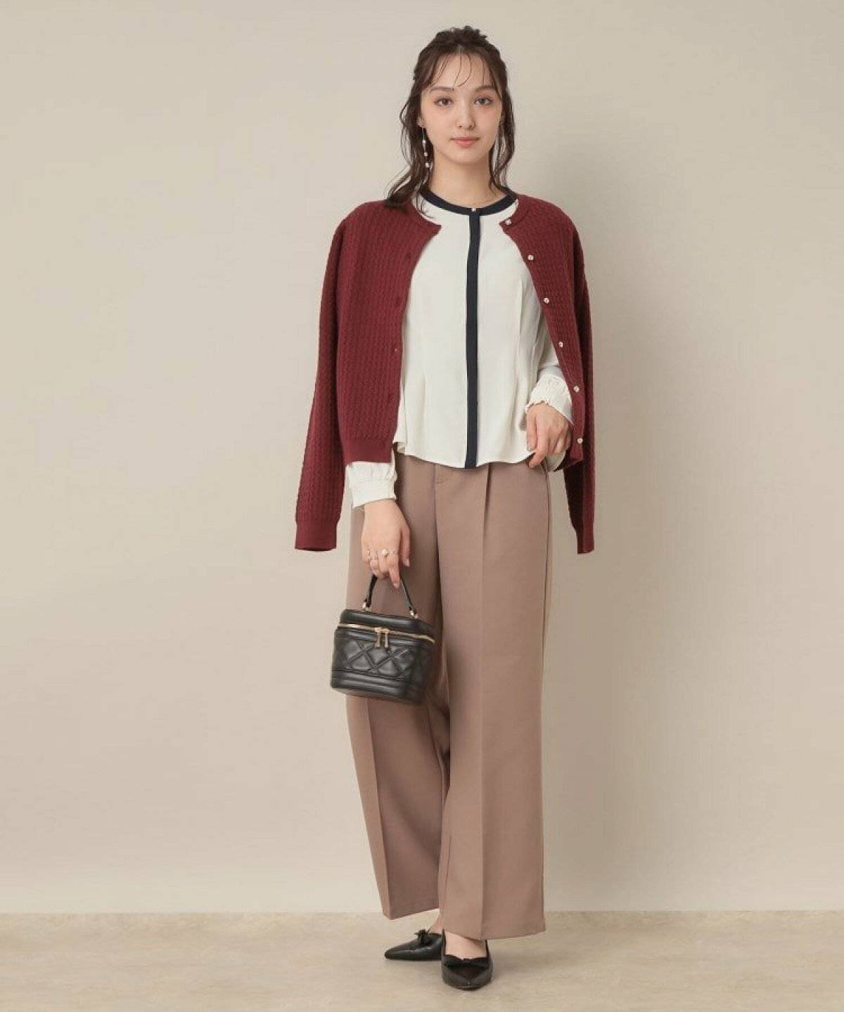 パンツコーデの女性