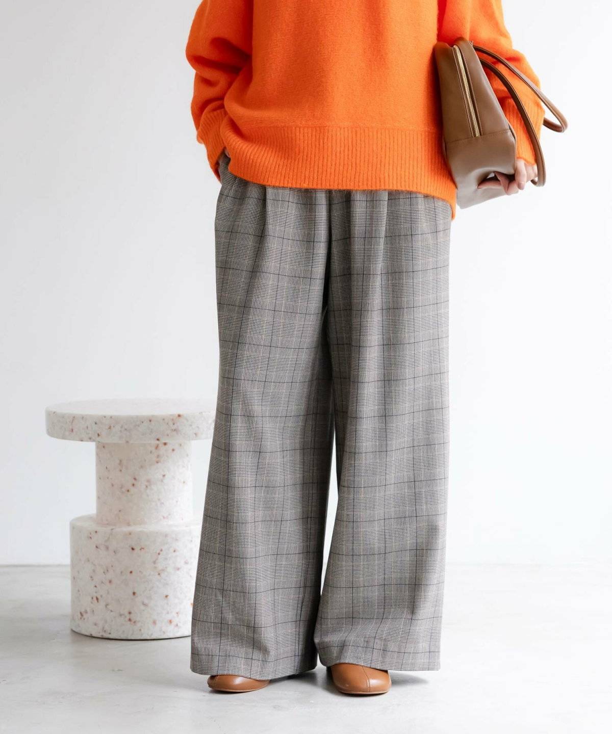 パンツコーデの女性