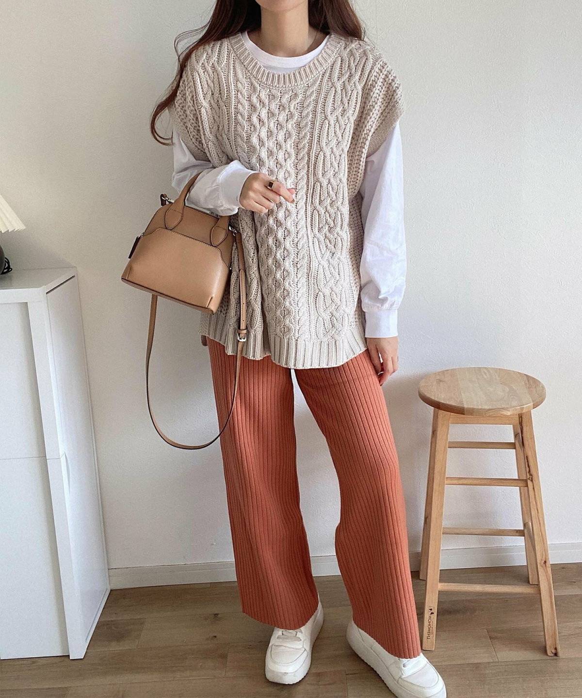 パンツコーデの女性