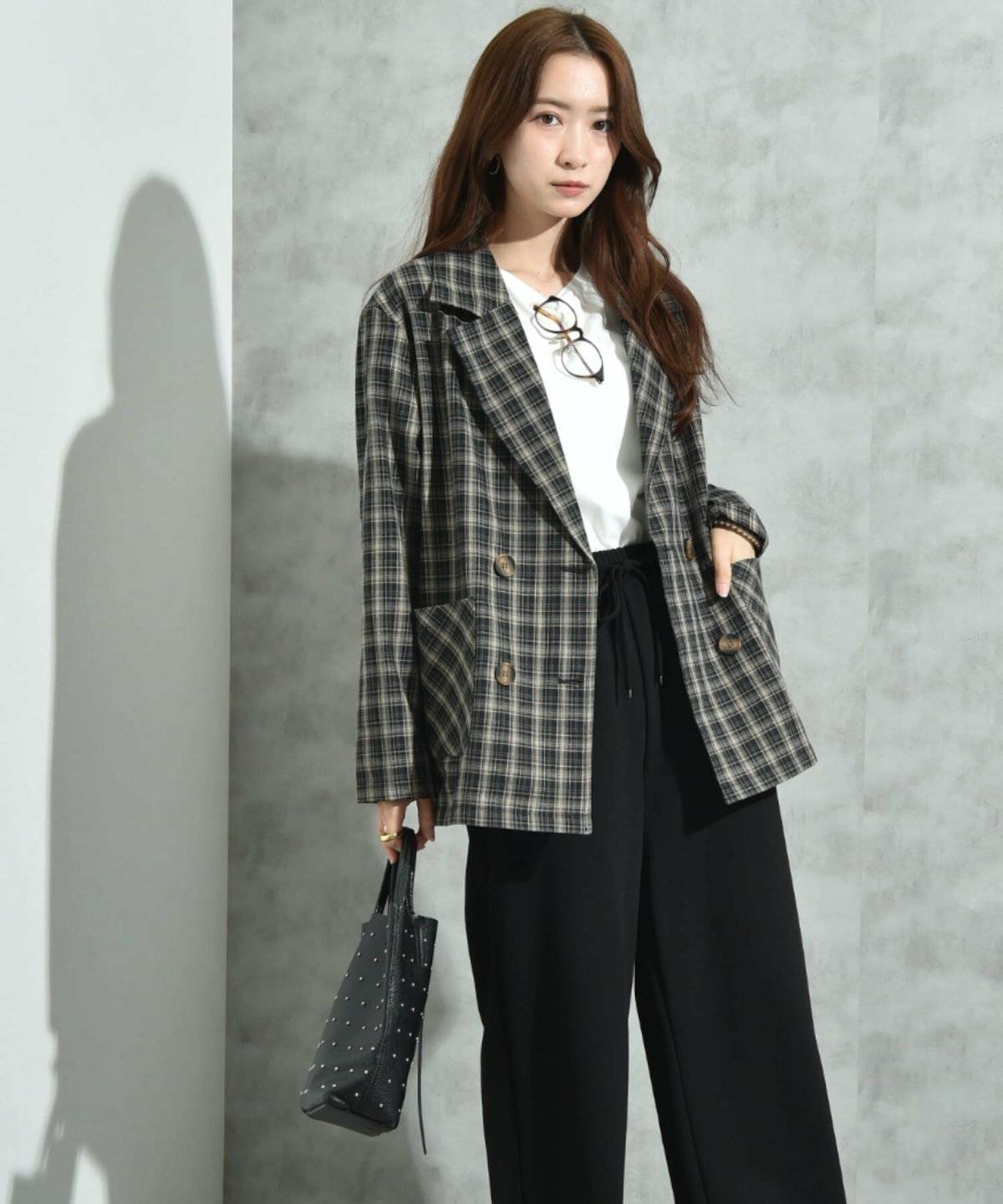 パンツコーデの女性