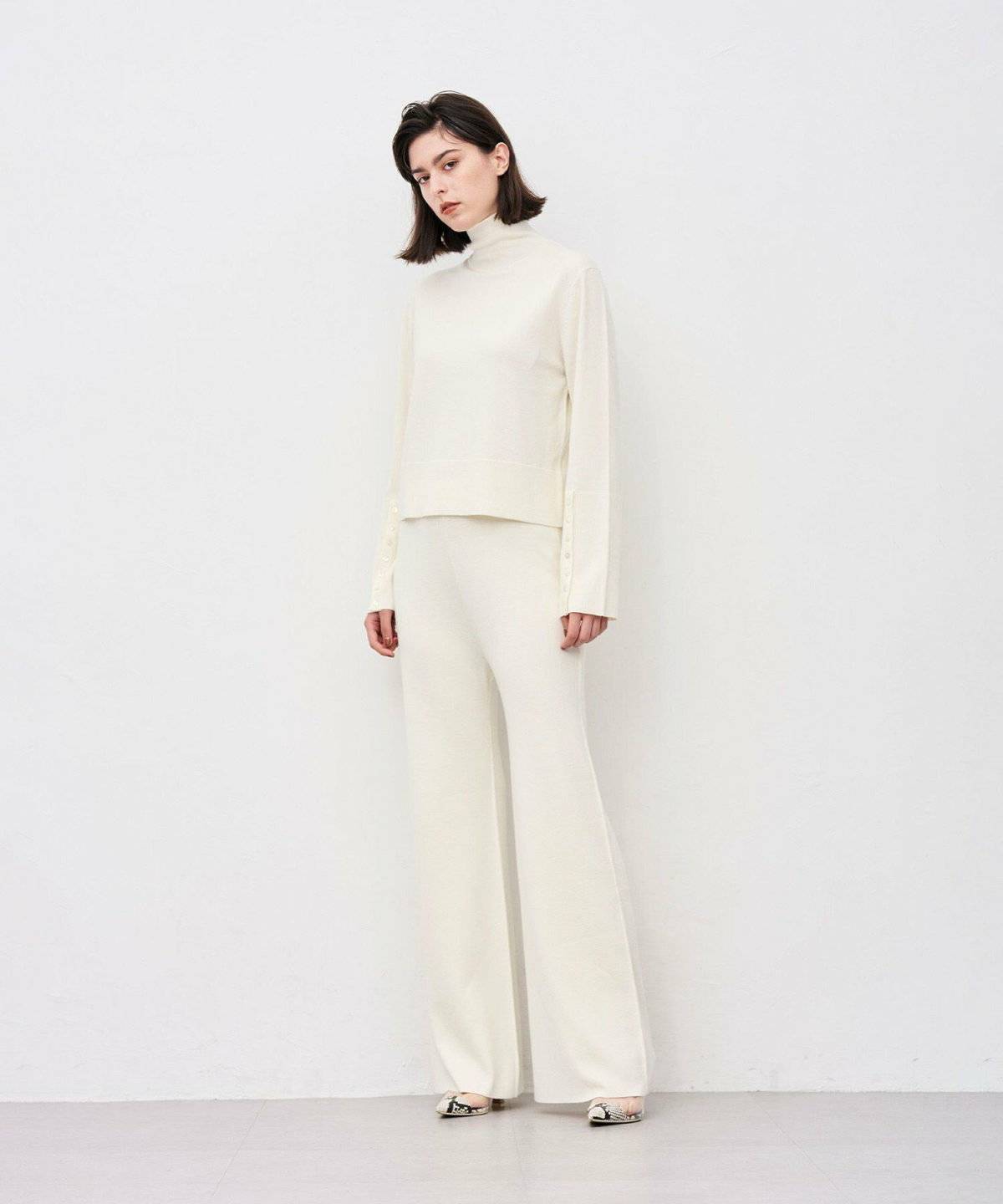 パンツコーデの女性