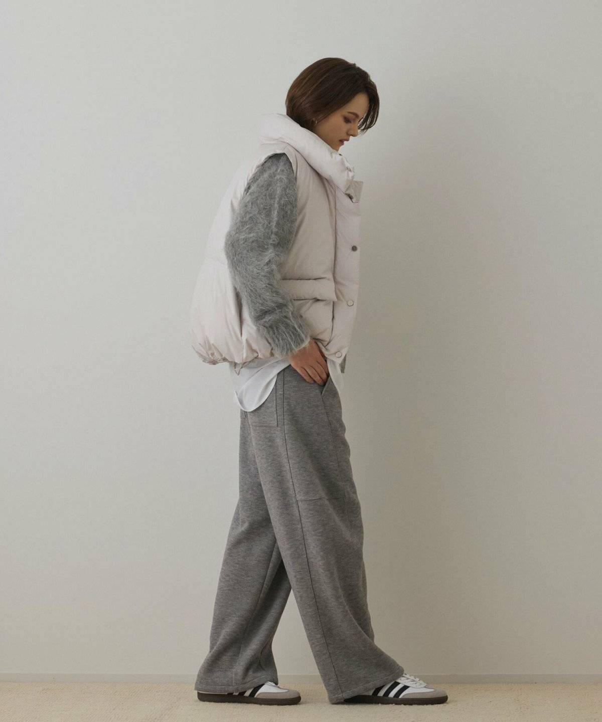 パンツコーデの女性