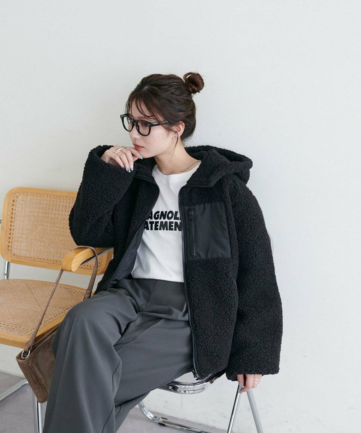 パンツコーデの女性