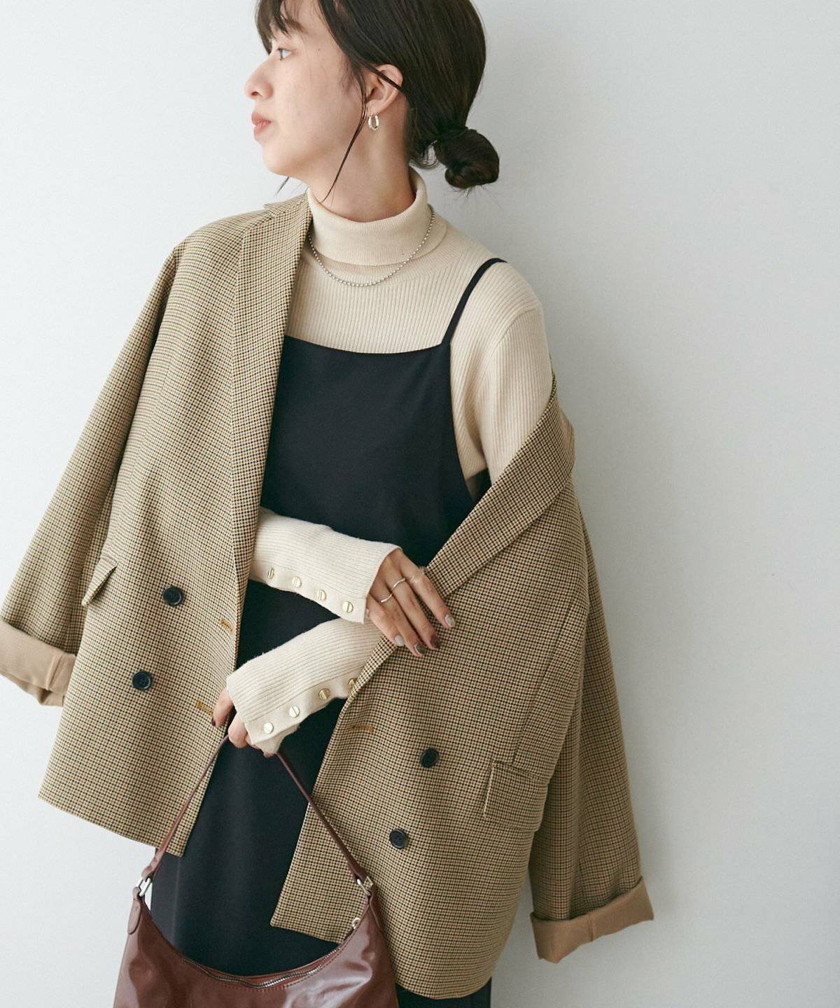 キャミワンピコーデの女性