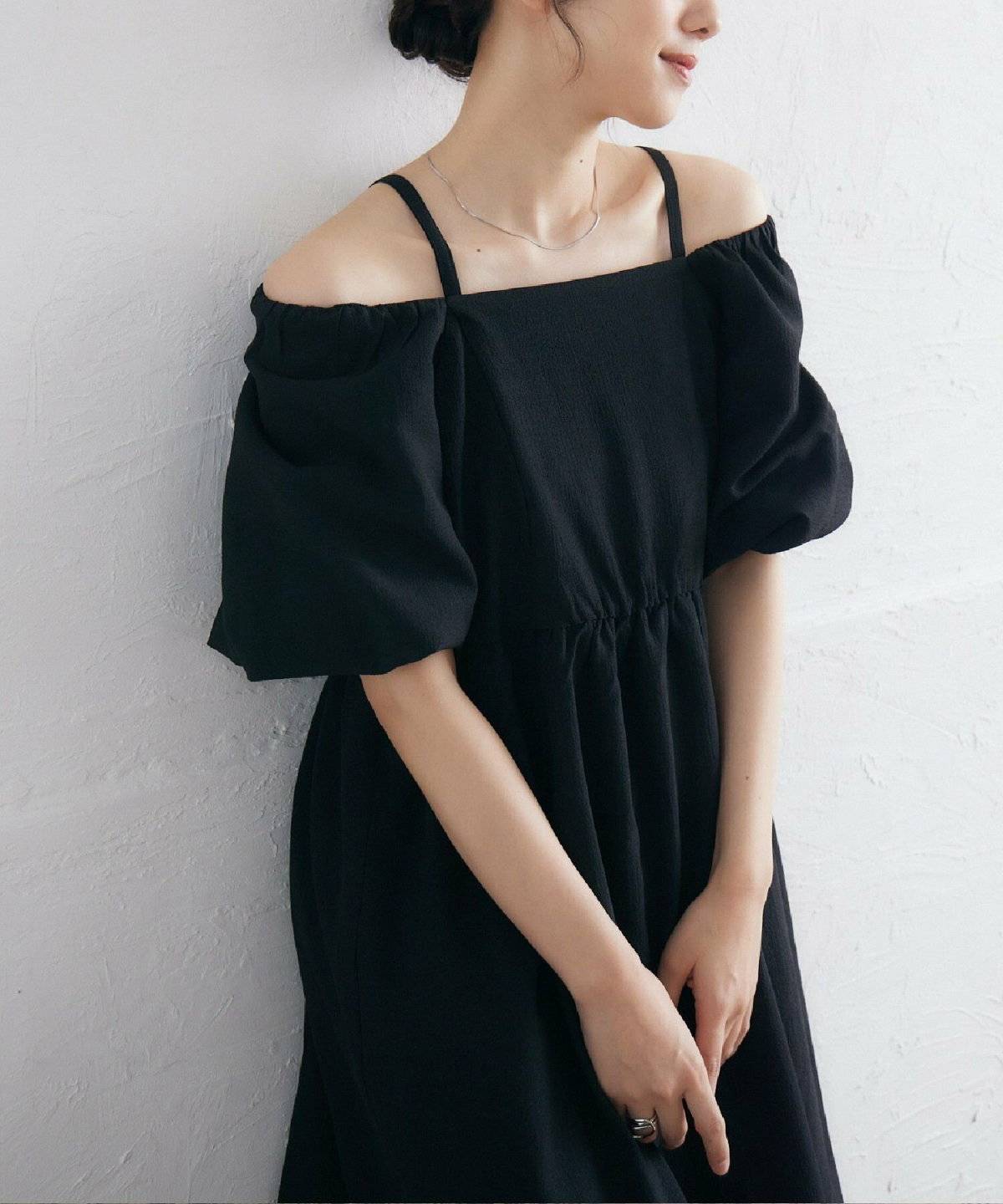 オフショルワンピースを着た女性