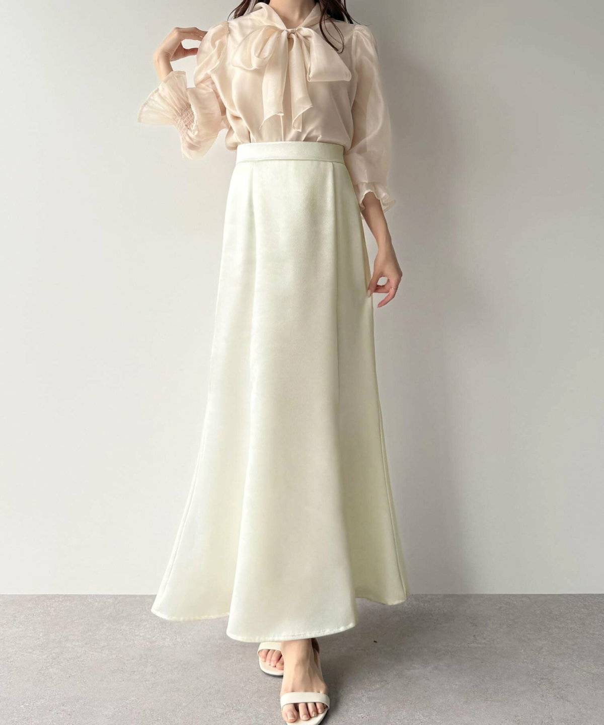 光沢感のあるスカートコーデ