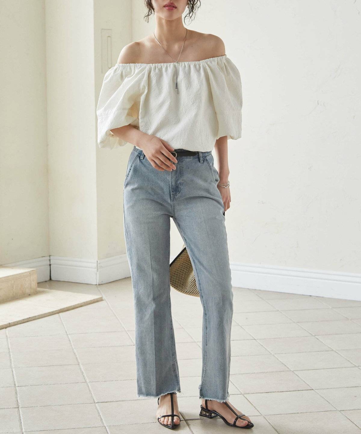 デニムとオフショルトップス