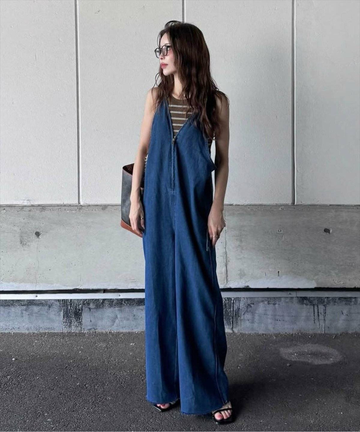デニムのロンパースコーデ