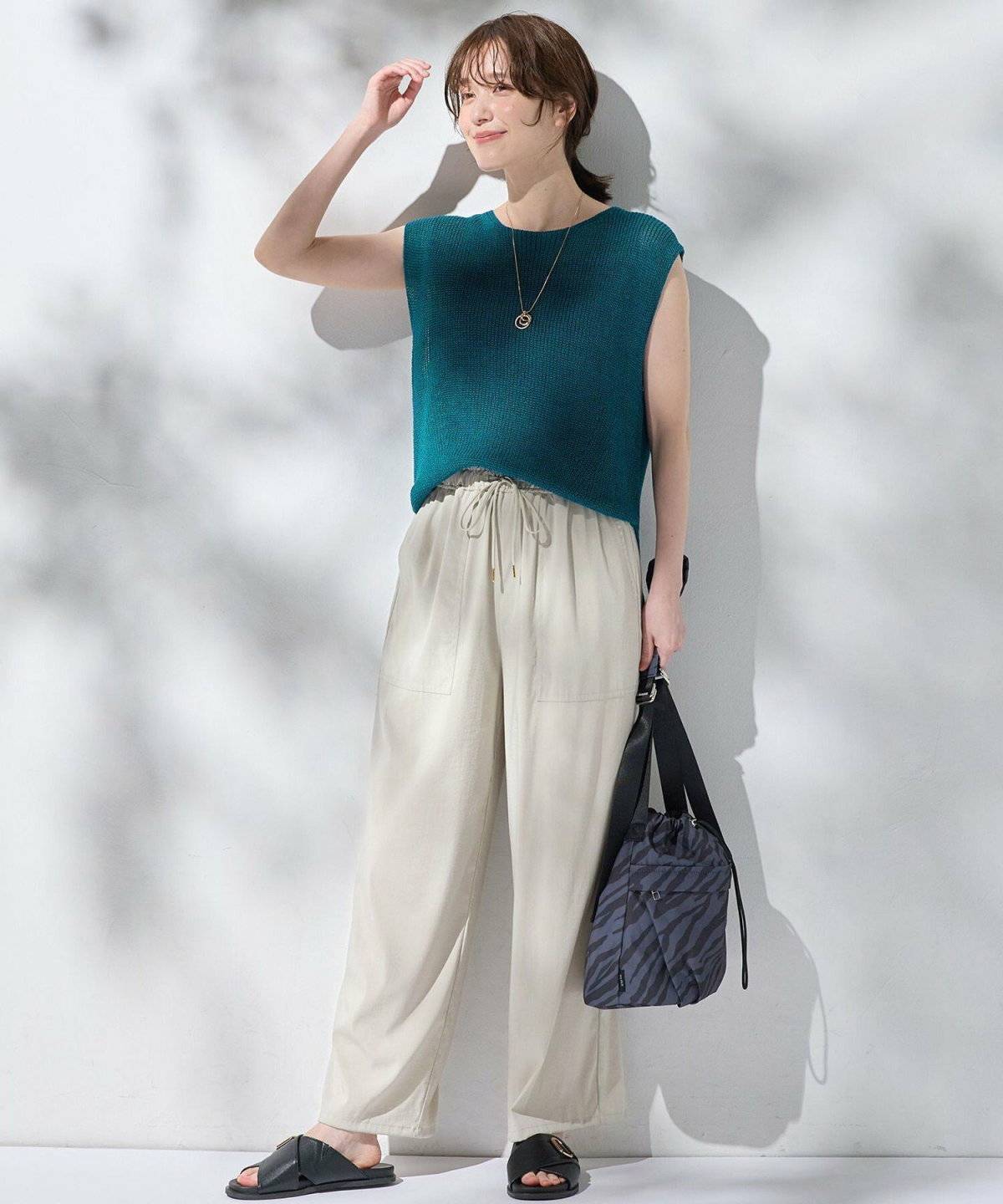 キレイめパンツとノースリニットコーデ