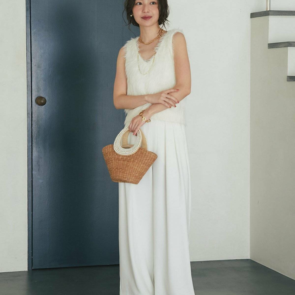 オールホワイトコーデの女性