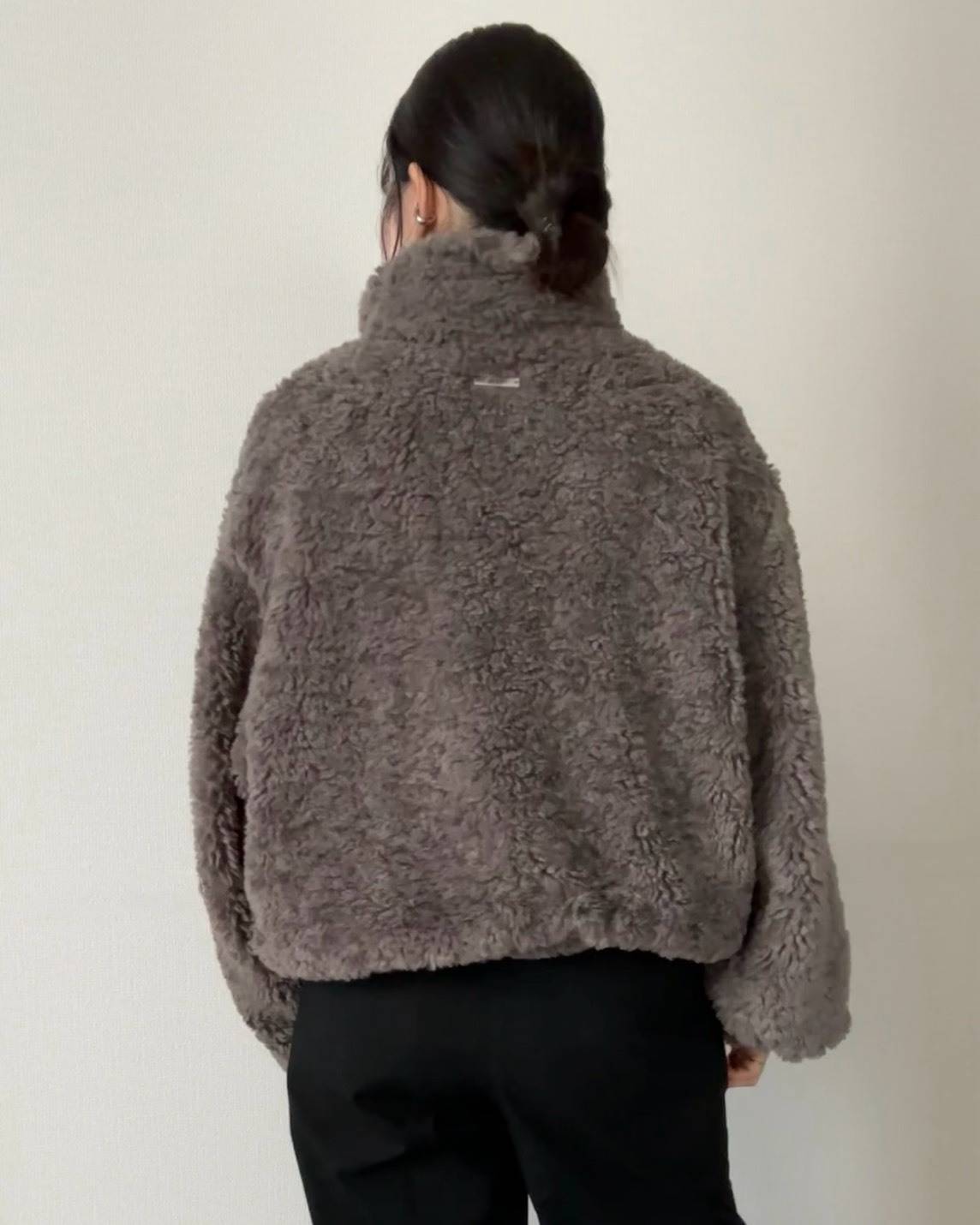 グレーのボアジャケット