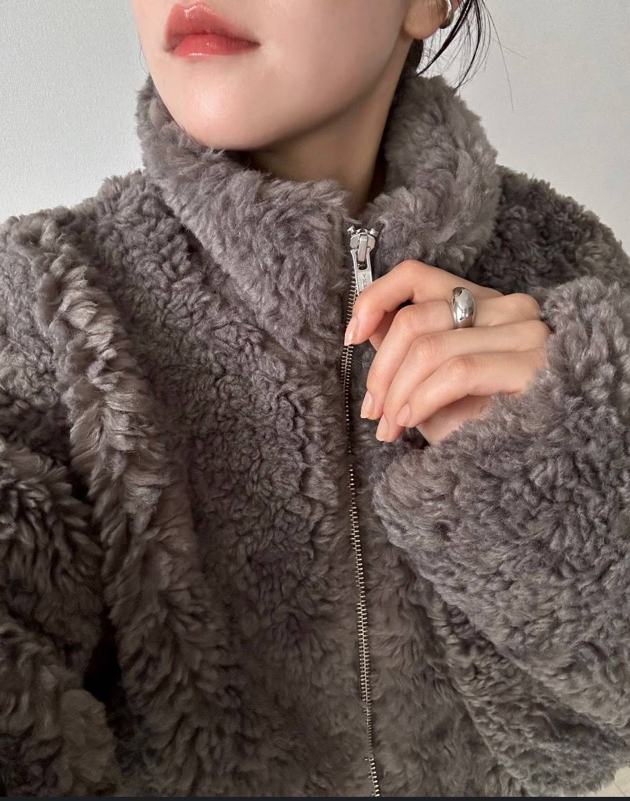グレーのボアジャケット
