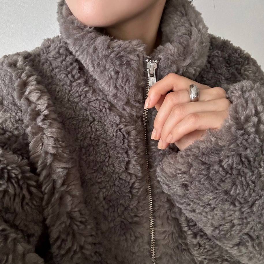 グレーのボアジャケット