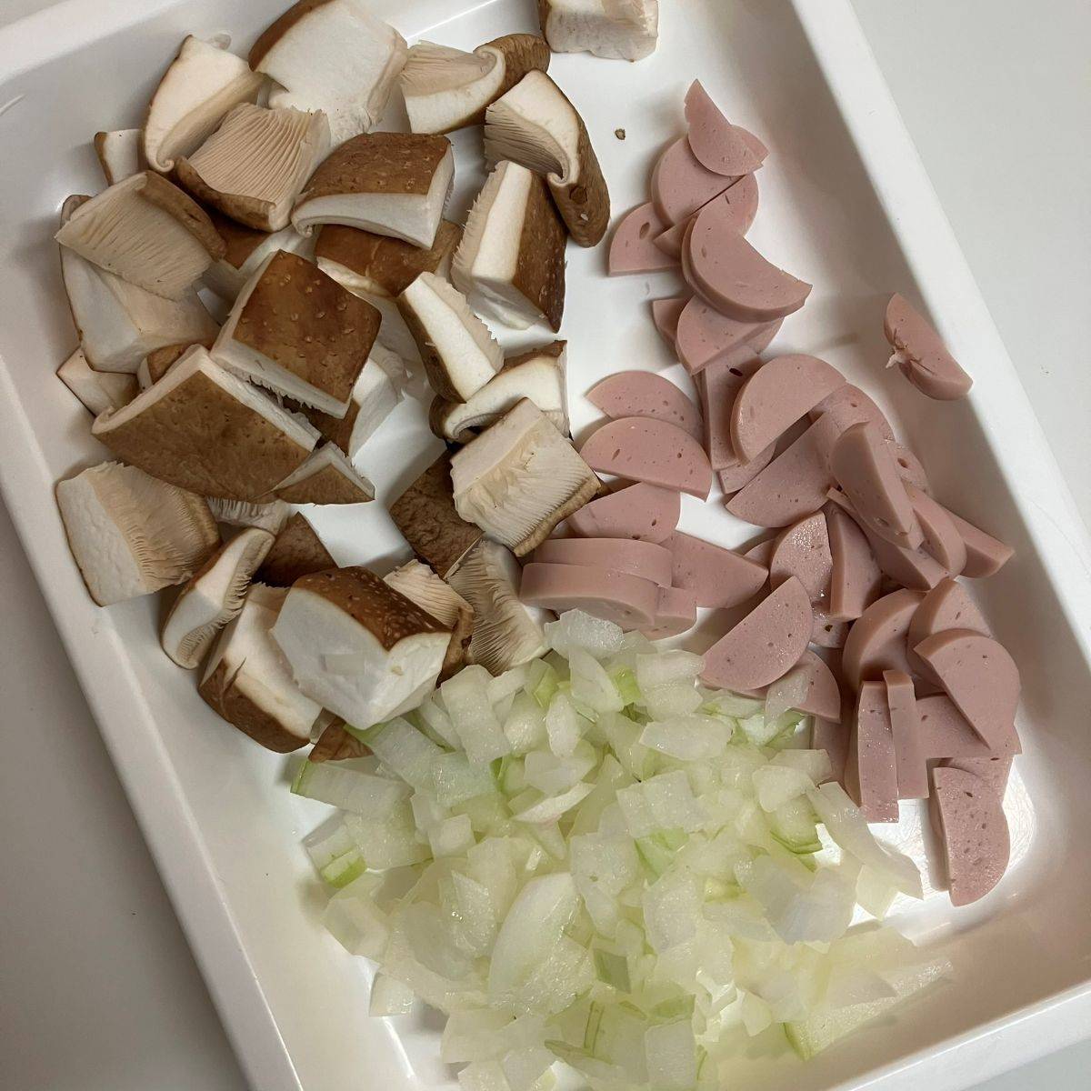 ニッスイ公式の「おさかなのソーセージときのこのバターチャーハン」のレシピ