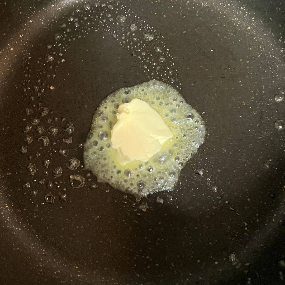 ニッスイ公式の「おさかなのソーセージときのこのバターチャーハン」のレシピ