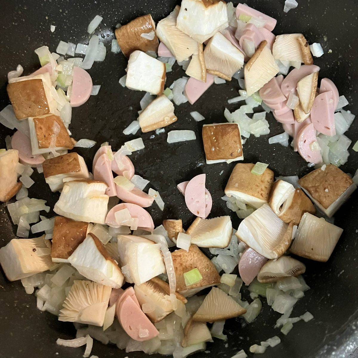 ニッスイ公式の「おさかなのソーセージときのこのバターチャーハン」のレシピ