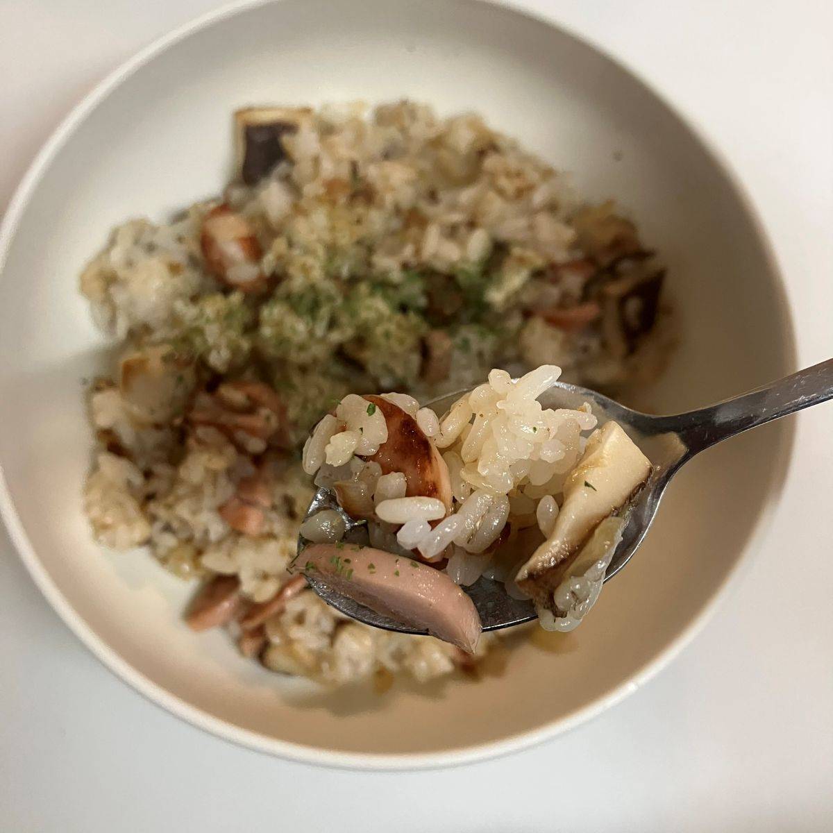 ニッスイ公式の「おさかなのソーセージときのこのバターチャーハン」のレシピ