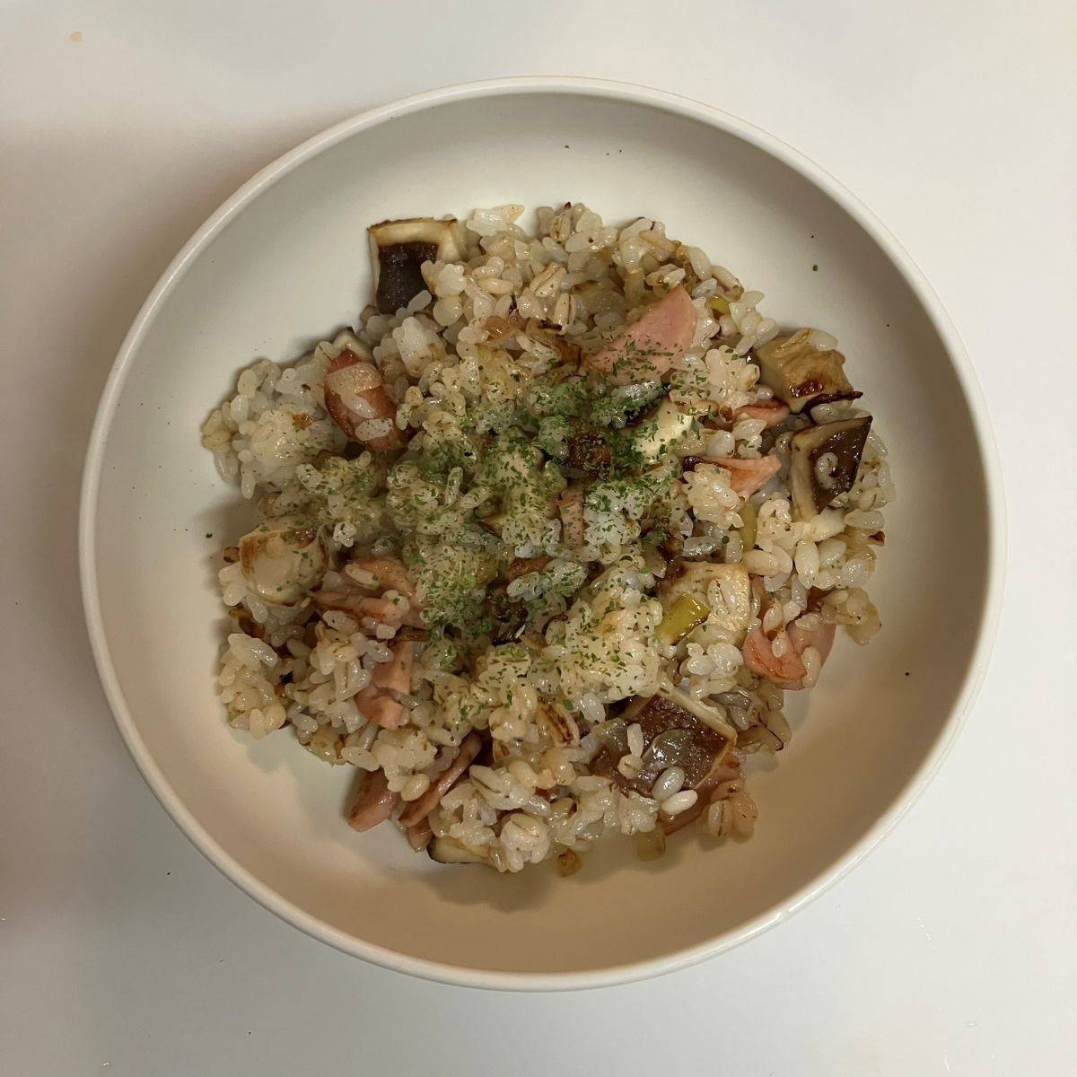 ニッスイ公式の「おさかなのソーセージときのこのバターチャーハン」のレシピ