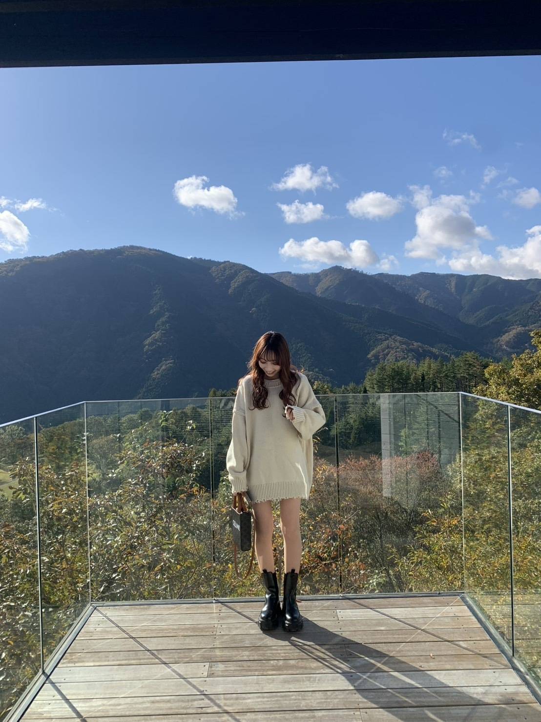 オーバーニットとブーツのコーディネート