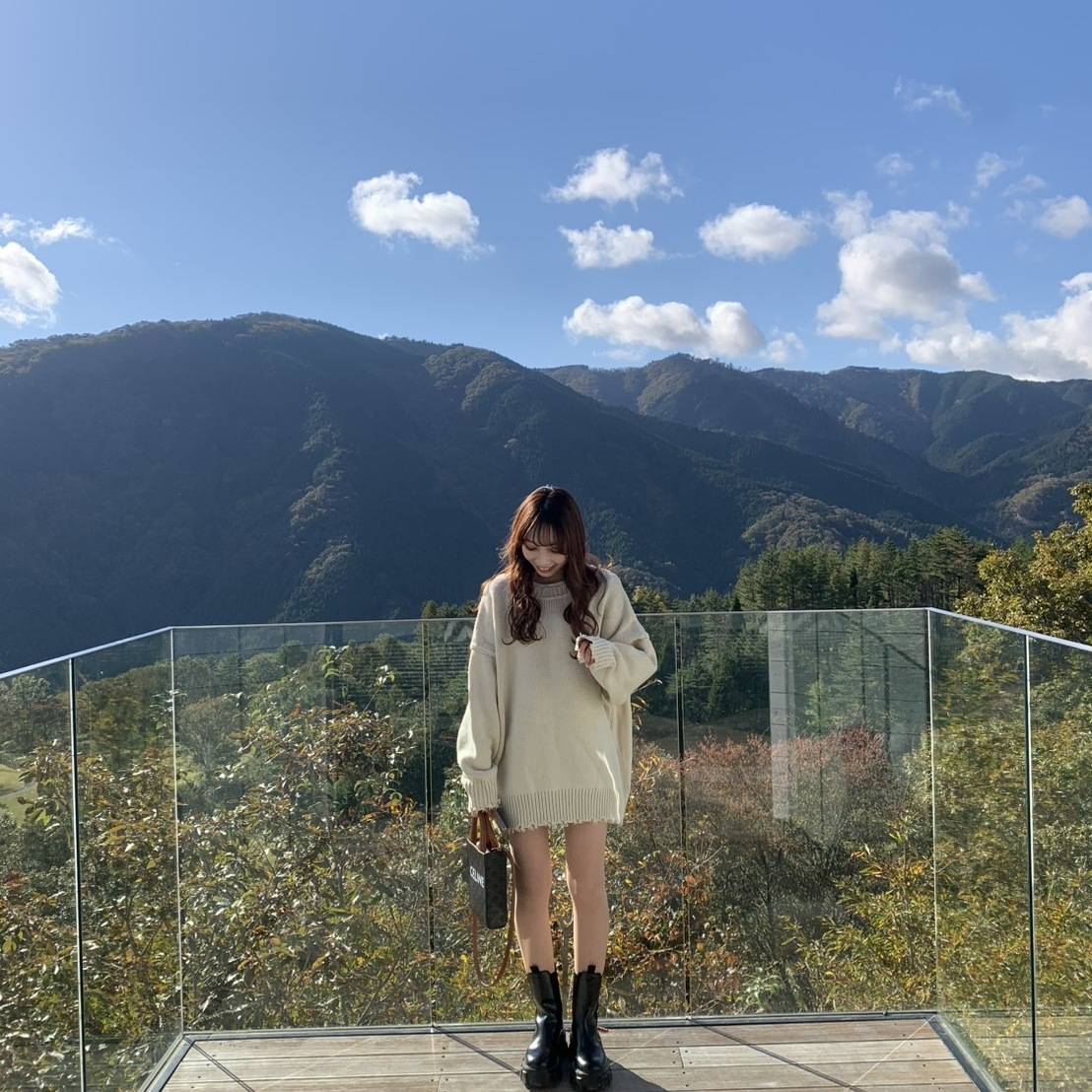 オーバーニットとブーツのコーディネート