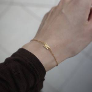 手元に私らしさを添える。さりげなく輝く「イニシャルブレスレット」