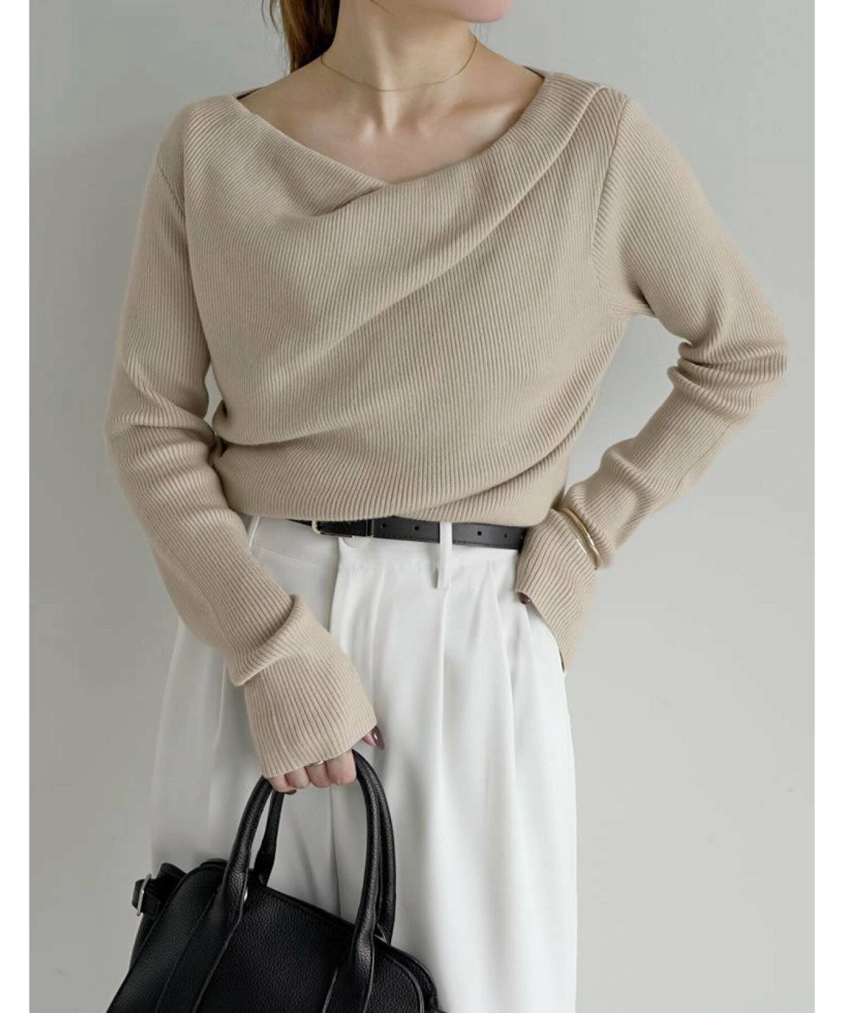 パンツコーデの女性