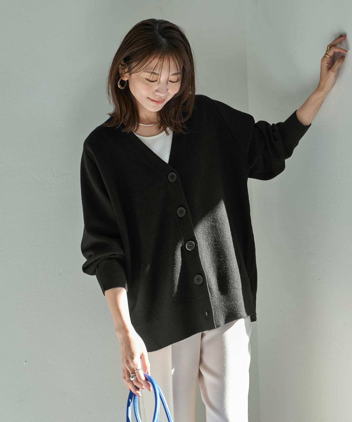 パンツコーデの女性