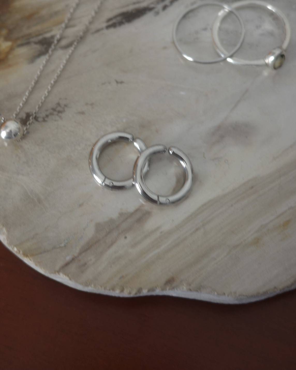 シルバーのフープピアス