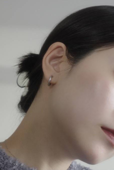 シルバーのフープピアス着画