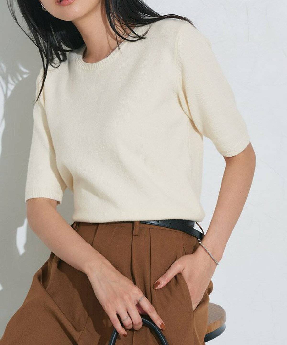 パンツコーデの女性